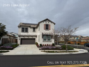 Building Photo - Beautiful 4 Bedroom, 3 Bath Home with Sola...