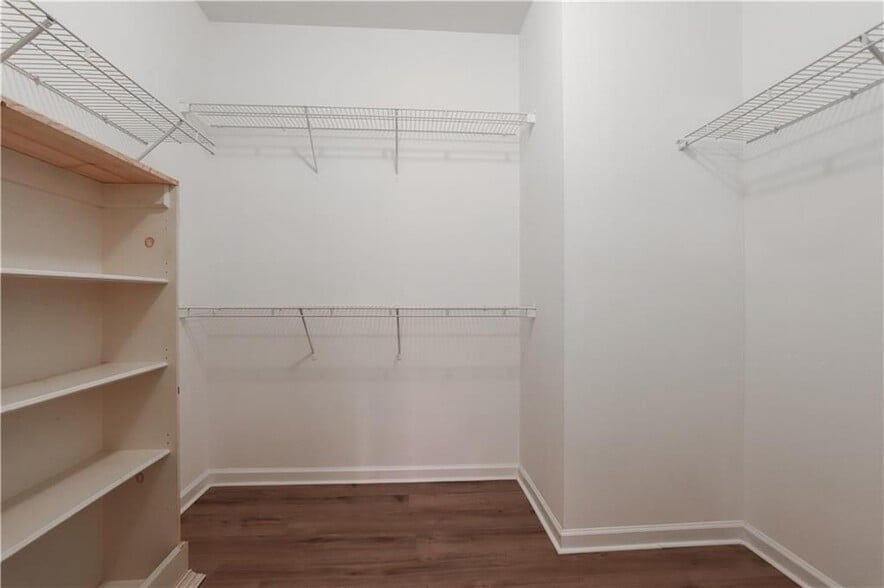 Building Photo - 2216 Worrall Hill Dr