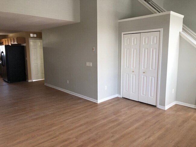Building Photo - 1112 Fountain View Cir
