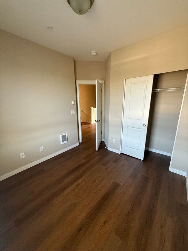 Building Photo - 3bd/2.25ba Lake Forest Park Townhome