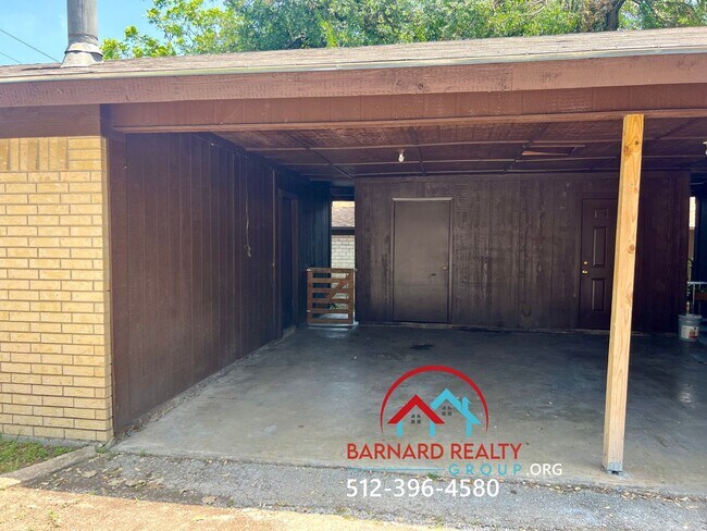 Building Photo - Available Now: 2 bed/1 bath duplex with fenced yard available now!