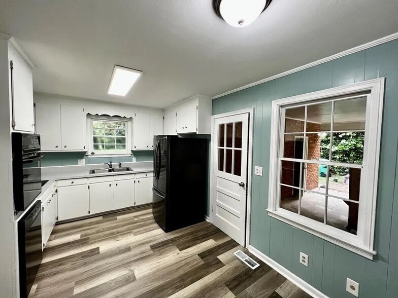 Building Photo - 305 Hartsfield Ln