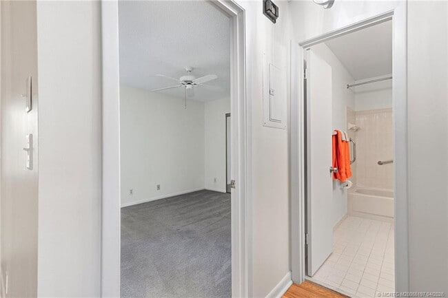 Building Photo - 7711 SE Sugar Sand Cir