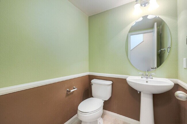 Building Photo - Spacious 2-Bed, 2.5-Bath Condo on Lighthou...
