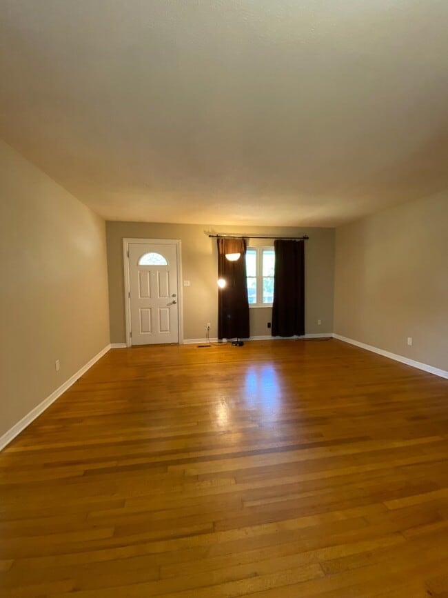 Building Photo - 899 Tamarack Ave