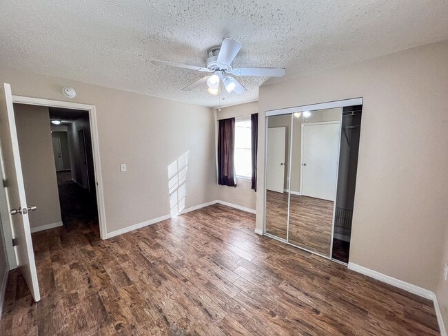 Building Photo - Windsor Park #1118 - On several bus routes to UF