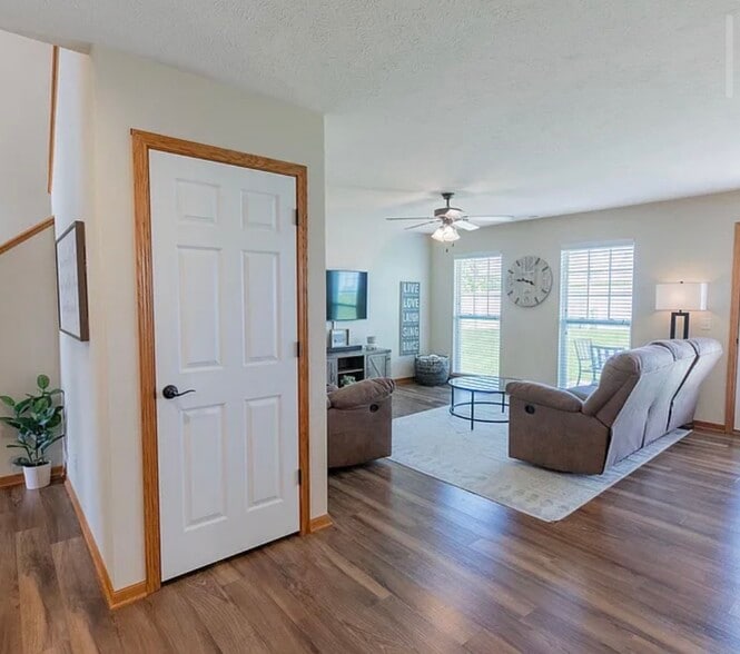 Building Photo - 8767 Ridge Hollow Dr