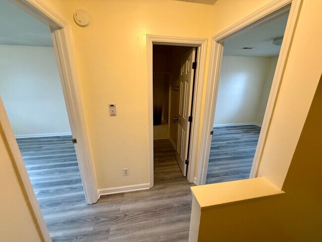 Building Photo - Two bed, 1.5 bath townhome in Graham