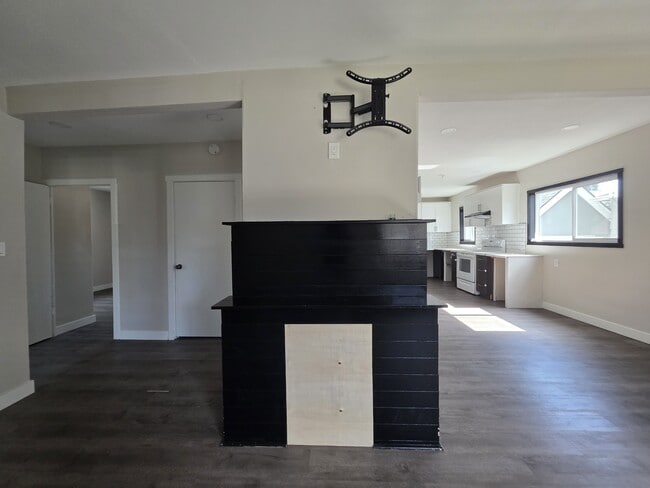 Building Photo - 1060-KE1060 15th St NE