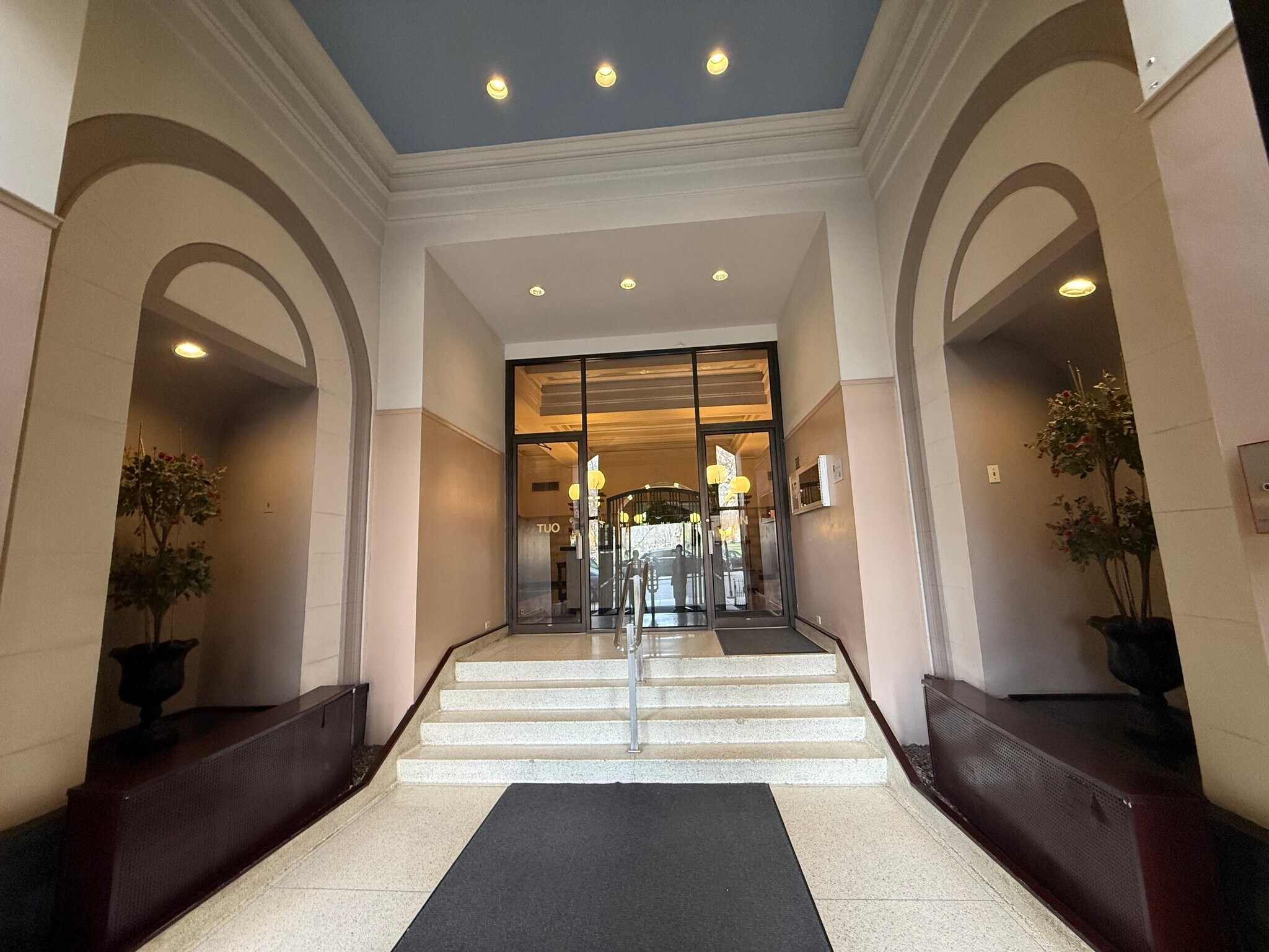 Building Photo - 5300 S Shore Dr