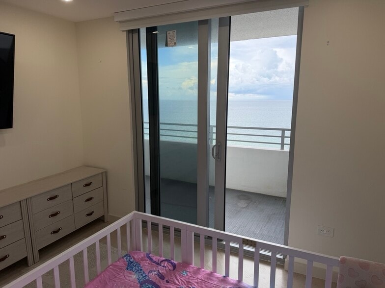 Unit Entry - Console Table & Mirror - 5555 Collins Ave