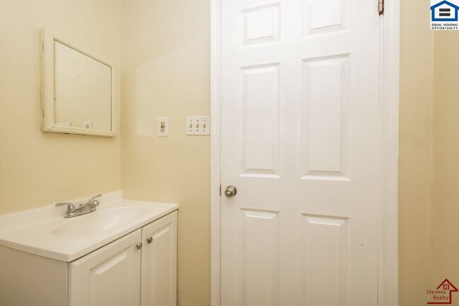 Building Photo - 1002 33rd Ave N