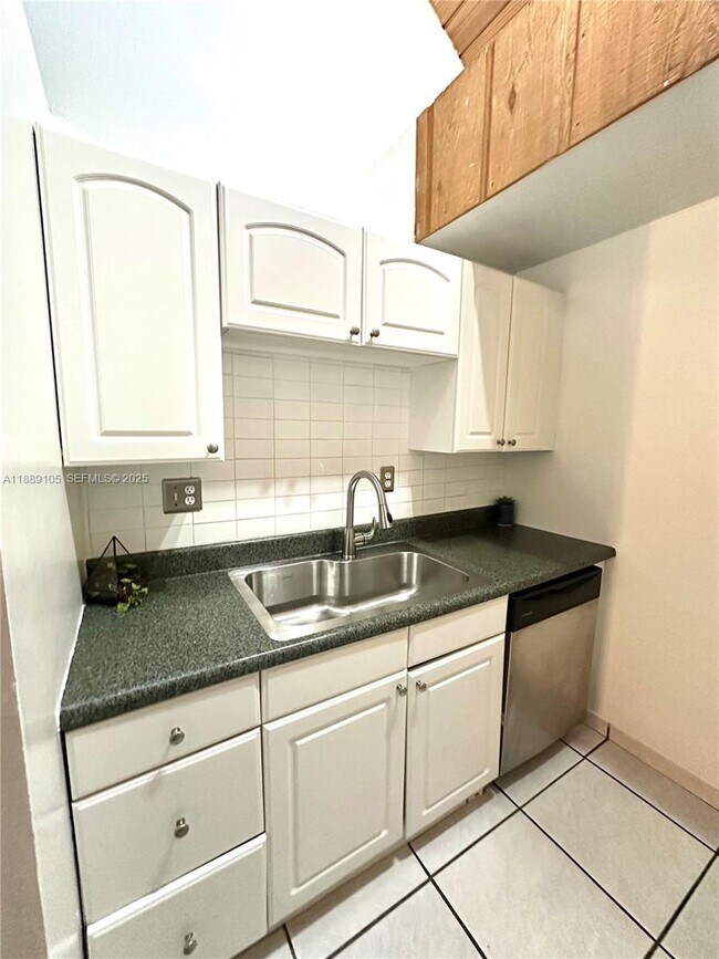 Building Photo - 497 N University Dr