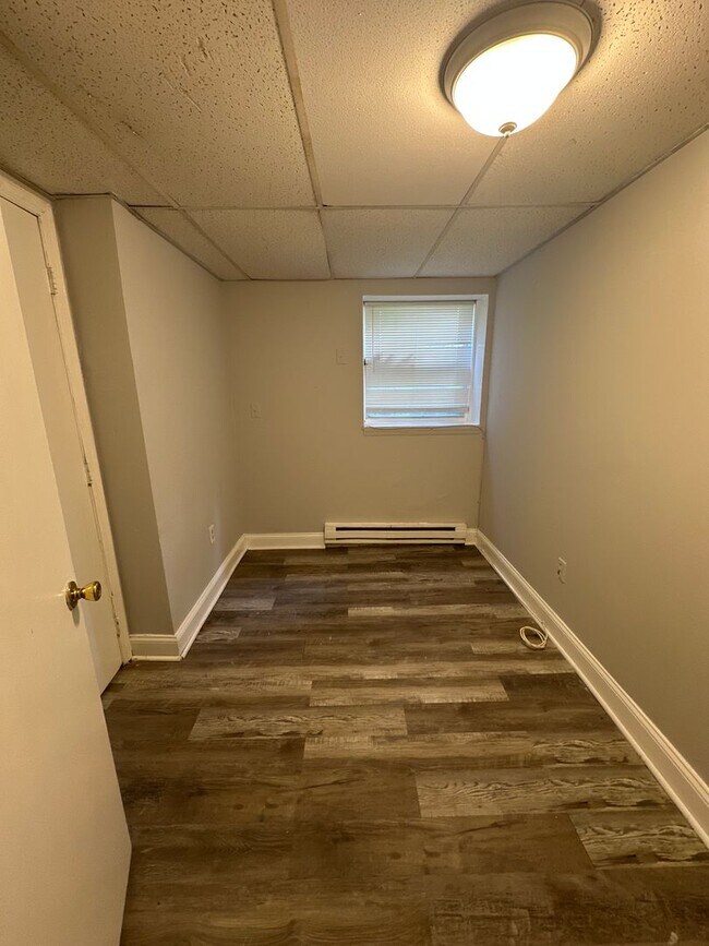 Building Photo - 254 Long Ln