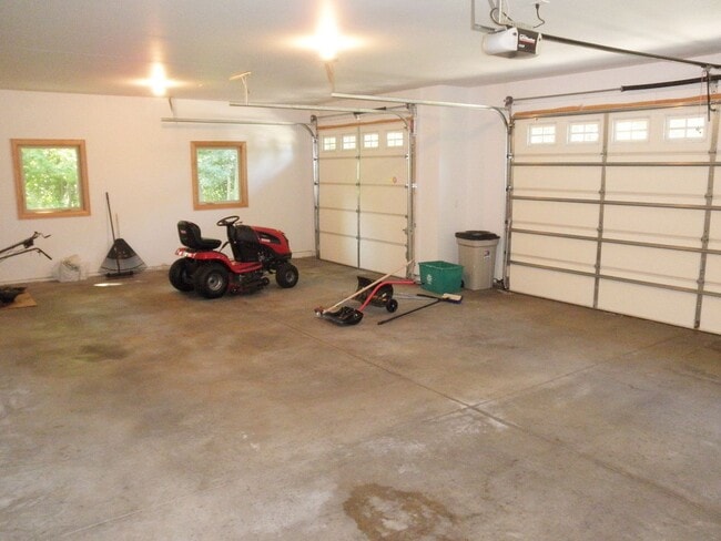 Building Photo - Executive 3-Bedroom (plus bonus room) 3 1/...