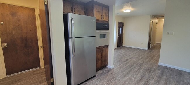 Building Photo - Newly Updated 3 Bdrm 2 Bath House Near Schools and Shopping, Corner of Shasta Pines and Mistletoe