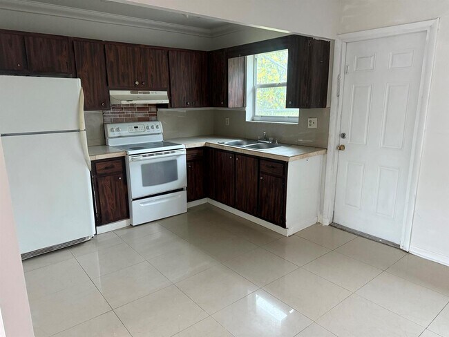 Building Photo - 6019 Hayes St