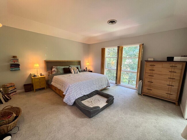 Building Photo - Beautiful 4Bd + 3Ba in Portland!! Offers Beautiful Outdoor Views and Great Gardening Backyards!!
