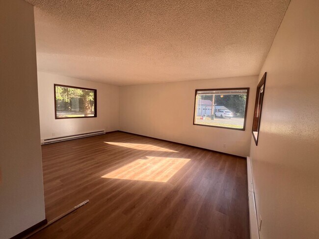 Building Photo - Holiday Savings - $500 Off 1st Months's Rent - Charming 3bd/2 Home