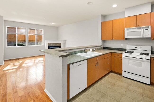 Building Photo - Spacious 3 bed Townhome