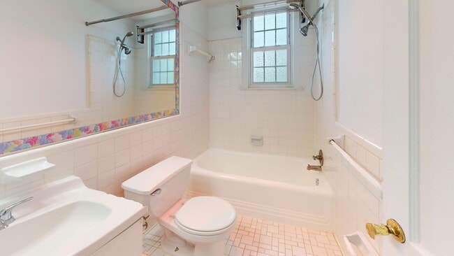 Building Photo - Top Floor Recently Updated MacArthur Blvd One Bedroom W/Parking Included