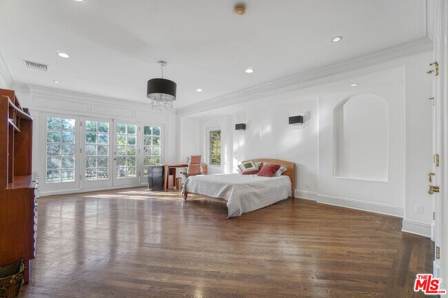 Building Photo - 821 Whittier Dr