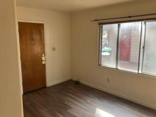 Building Photo - Quiet private one level cabin