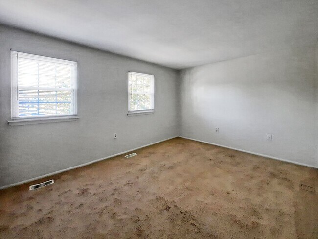 Building Photo - Bright & Spacious 3-Bedroom Townhome in So...