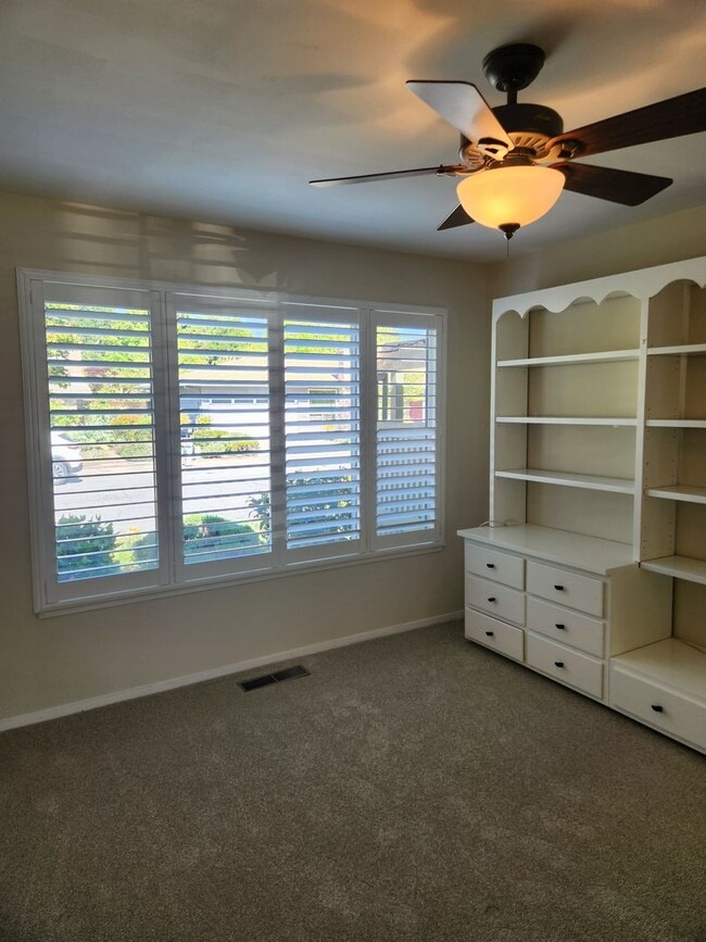 Building Photo - Very nice 2 Bd, 2 Bath Triplex w/yard in OAKMONT - Oakmont is a senior community.