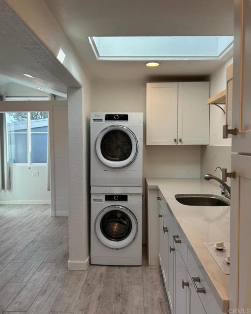 Building Photo - 142 E Glaucus St