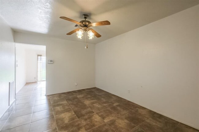 Building Photo - 4919 Glenridge Ln