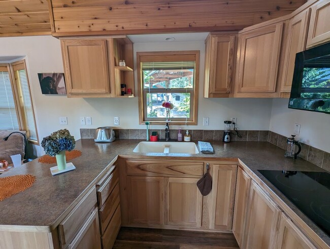 Building Photo - Cozy Cabin