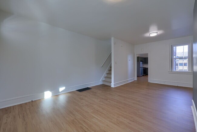 Building Photo - 227 S Ann St