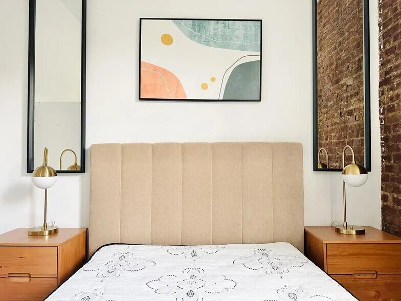 Building Photo - Furnished room/NOT APARTMENT