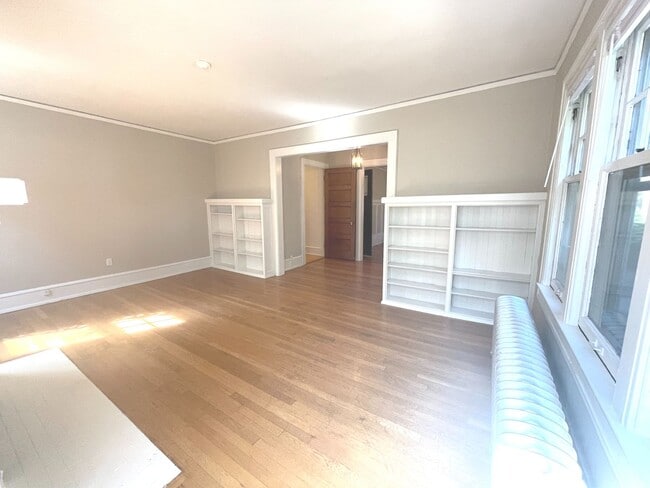 Building Photo - 2541 N Lake Dr