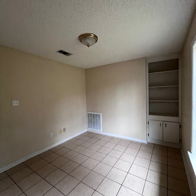 Building Photo - 161 Pinehill Mnr