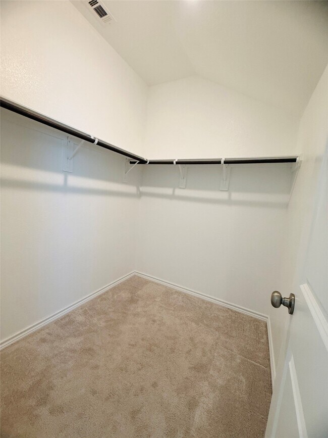 Building Photo - 15826 Dove Holw Dr