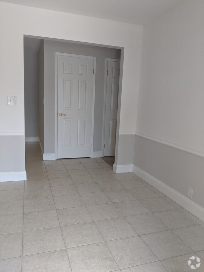 Building Photo - Beautiful Ground Level Front Unit with 2 C...