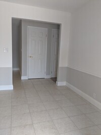 Building Photo - Beautiful Ground Level Front Unit with 2 C...