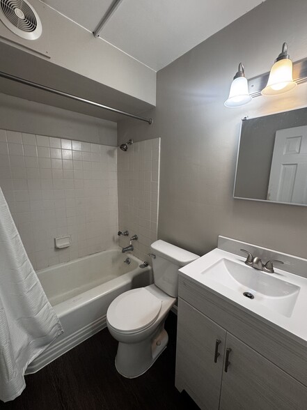 Bathroom - 1305 Collegewood St