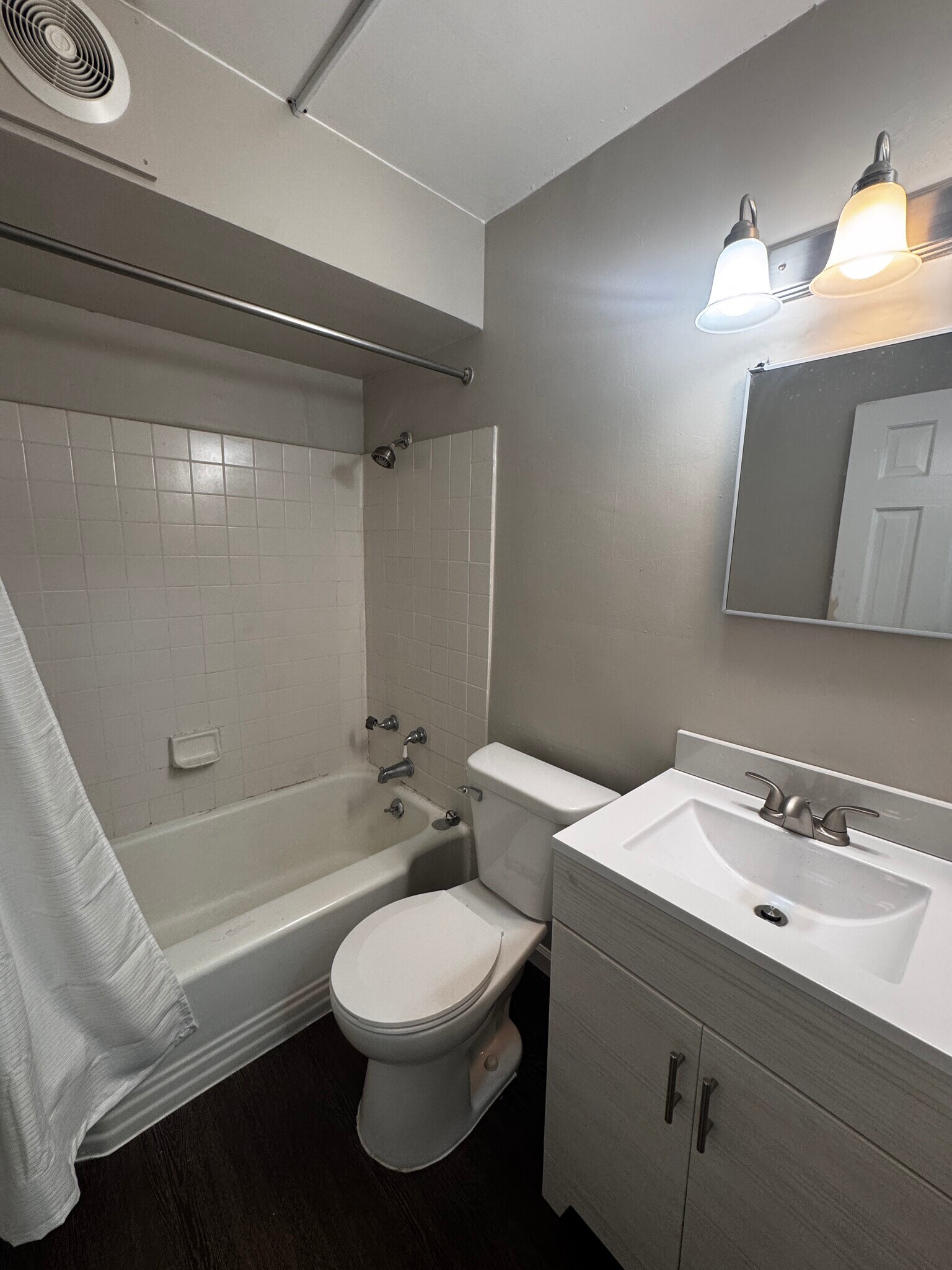 Bathroom - 1305 Collegewood St