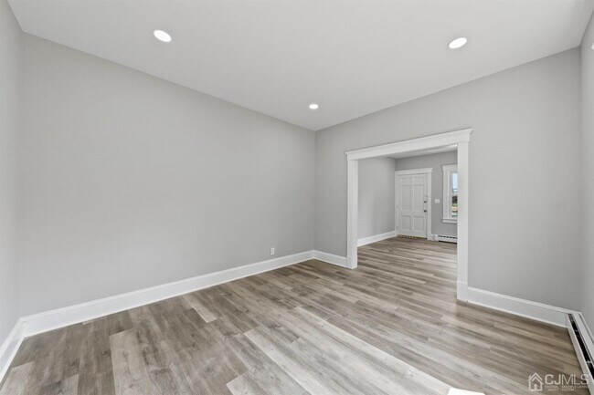 Building Photo - 28 Victoria Ave