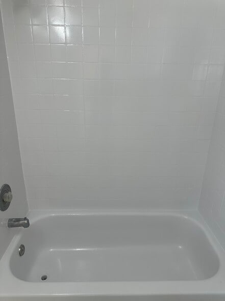 Refinished Tub - 9243 A Overlook Dr.