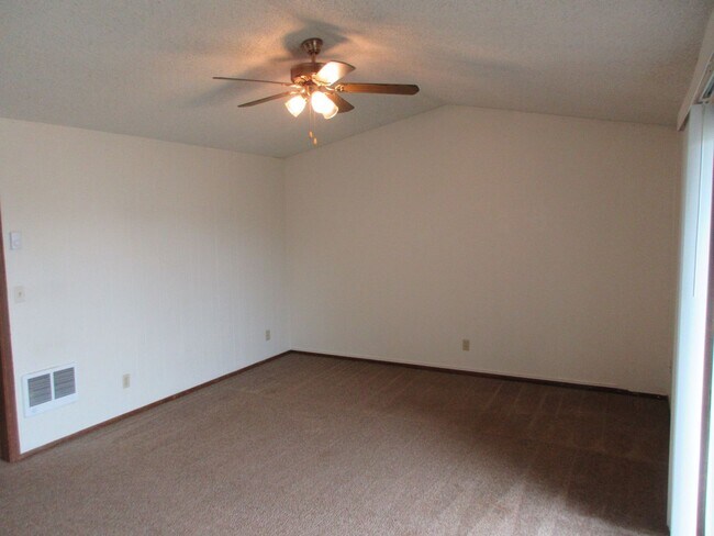 Building Photo - Two Bedroom Apartment Close to Downtown