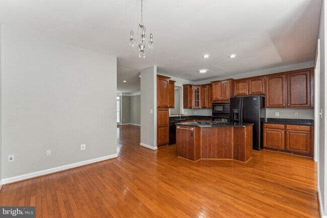 Building Photo - 4273 Upper Park Dr