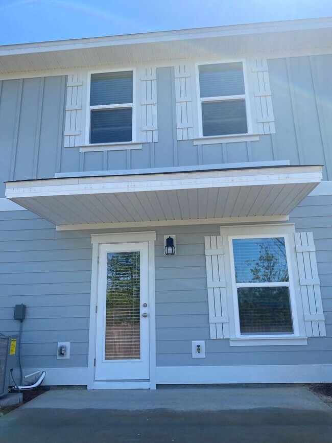 Building Photo - Modern, Spacious & Efficient Townhome in Lynn Haven! *1/2 OFF Security Deposit for Active-Duty Mi...