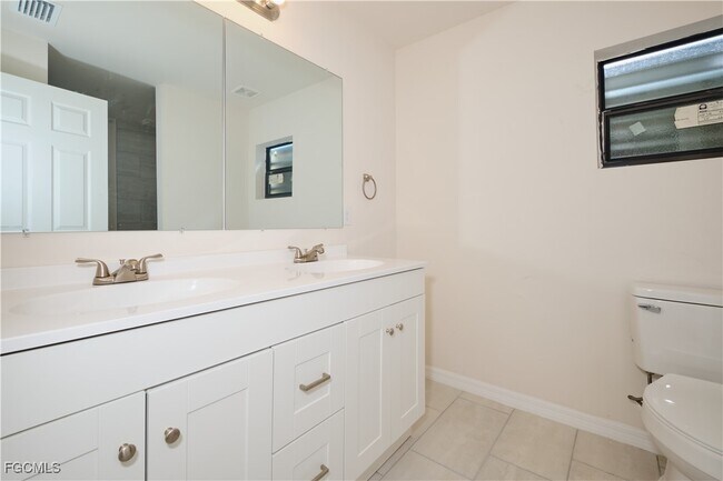 Building Photo - 402 SE 1st Terrace