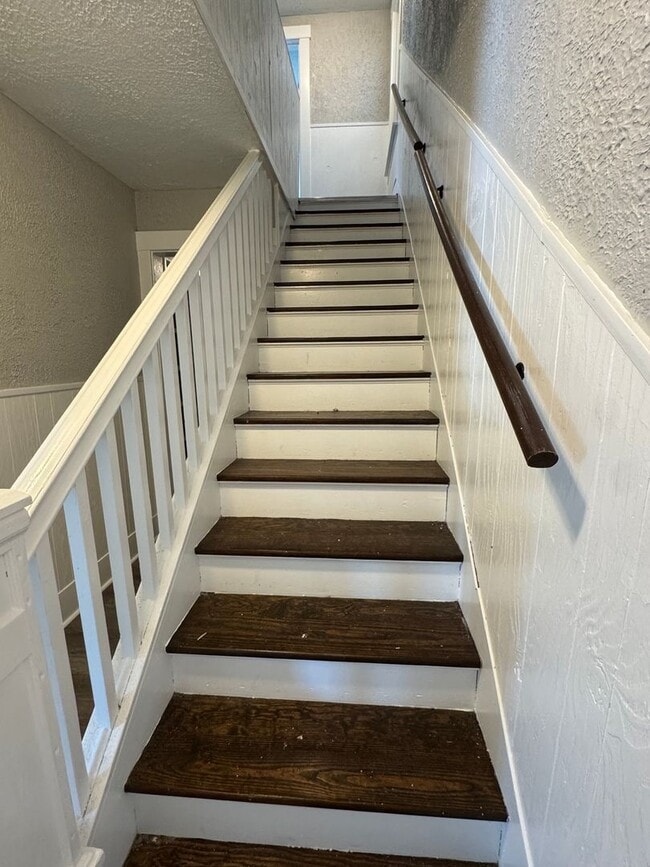 Building Photo - 4 Bedroom 2 Bath in Mckees Rocks!