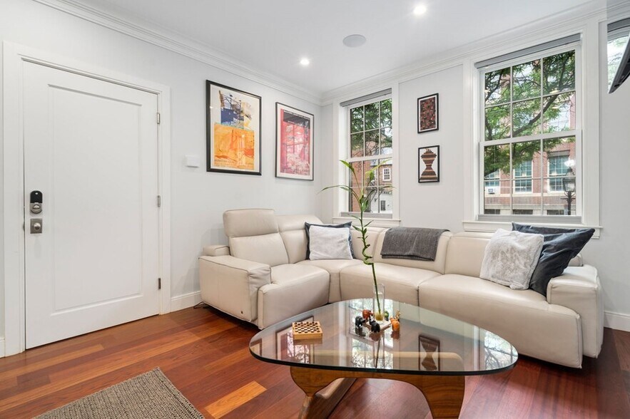 Building Photo - 52 Melrose St