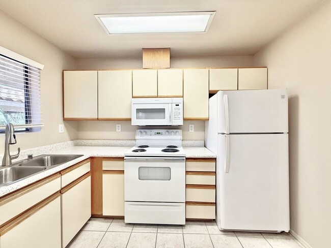 Building Photo - AVAILABLE NOW!! LOVELY 1 Bedroom 1 Bathroom 55+ Apartment in Palm Desert!